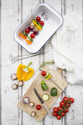 Vegetarische Grillspieße, orange und gelbe Paprika, Tomate, rote Zwiebel, Zucchini und Champignons - LVF07465