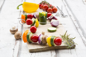 Vegetarische Grillspieße, orange und gelbe Paprika, Tomate, rote Zwiebel, Zucchini und Champignons - LVF07466