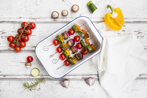 Vegetarische Grillspieße, orange und gelbe Paprika, Tomate, rote Zwiebel, Zucchini und Champignons, lizenzfreies Stockfoto