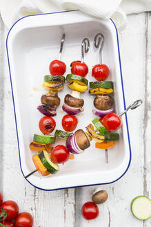 Vegetarische Grillspieße, orange und gelbe Paprika, Tomate, rote Zwiebel, Zucchini und Champignons - LVF07468