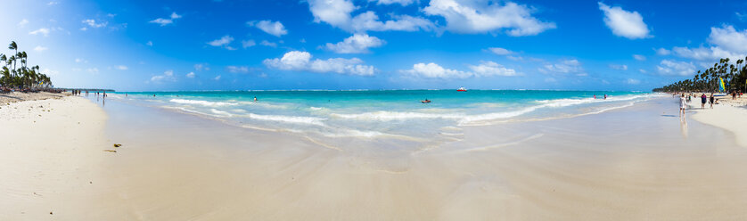 Karibik, Dominikanische Republik, Punta Cana, Panoramablick auf Playa del Cortecito - AMF06052