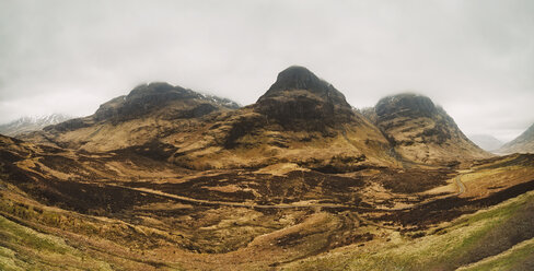 Vereinigtes Königreich, Schottland, Glen Coe, Three Sisters Mountains in den Highlands - RAEF02181