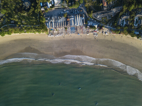 Indonesien, Bali, Luftaufnahme von Jimbaran Beach von oben, lizenzfreies Stockfoto