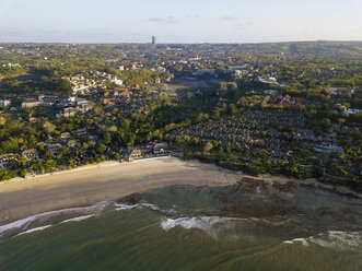 Indonesien, Bali, Luftaufnahme von Jimbaran Beach, GWK Park im Hintergrund - KNTF02131