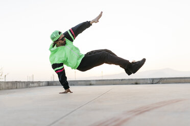 Mann tanzt Breakdance in städtischem Betongebäude, auf der Hand stehend - JRFF01914