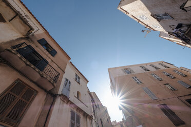 Korsika, Gasse, Häuser gegen die Sonne - HAMF00472