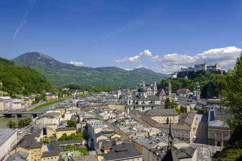 Österreich, Land Salzburg, Salzburg, Blick vom Mönchsberg, Altstadt mit Stiftskirche, Dom und Festung Hohensalzburg - LBF02119