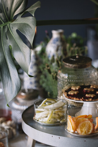 Kandierte Früchte und Kekse auf dem Buffet eines Luxus-Brunchs, lizenzfreies Stockfoto