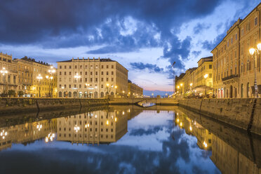 Italien, Friaul-Julisch Venetien, Triest, Altstadt, Canal Grande zur blauen Stunde - HAMF00479