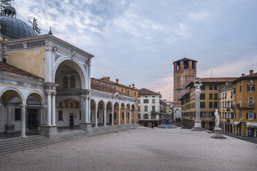 Italien, Friaul-Julisch Venetien, Udine, Piazza Liberta und Loggia di San Giovanni in der Abenddämmerung - HAMF00496