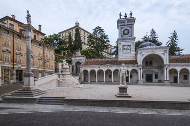 Italien, Friaul-Julisch Venetien, Udine, Piazza Liberta und Loggia di San Giovanni in der Abenddämmerung - HAMF00497