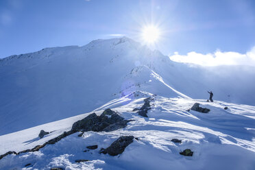 Zwei Männer beim Skifahren in den Faragas-Bergen, Südkarpaten, Rumänien - HAMF00501