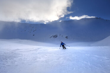 Zwei Männer beim Skifahren in den Faragas-Bergen, Südkarpaten, Rumänien - HAMF00502