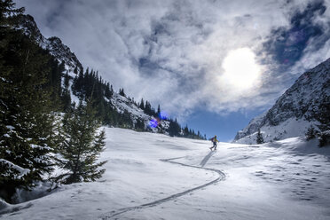 Zwei Männer beim Skifahren in den Faragas-Bergen, Südkarpaten, Rumänien - HAMF00503