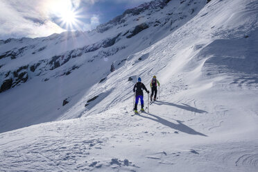 Zwei Männer bei einer Skitour in den Faragas-Bergen, Südkarpaten, Rumänien - HAMF00504
