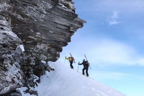 Zwei Männer bei einer Skitour in den Faragas-Bergen, Südkarpaten, Rumänien - HAMF00505