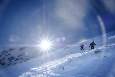 Zwei Männer bei einer Skitour in den Faragas-Bergen, Südkarpaten, Rumänien - HAMF00506
