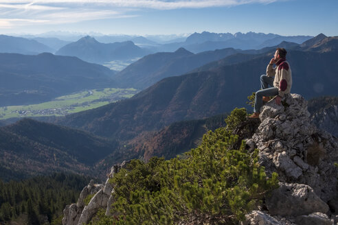 Deutschland, Oberbayern, Aschau, Wanderer auf dem Aussichtspunkt an der Kampenwand - HAMF00513