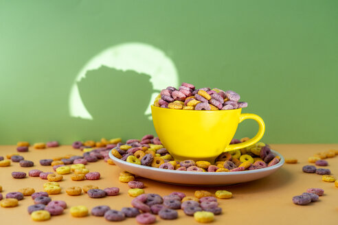 Tasse und Teller voller bunter Cerealien - AFVF01845