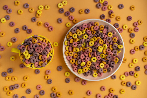 Tasse und Teller voll mit Müsli - AFVF01847