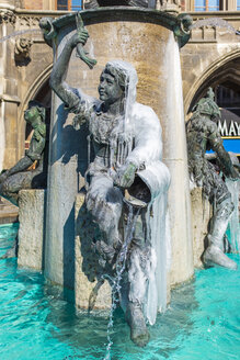 Deutschland, München, Marienplatz, Fischbrunnen im Winter - HAMF00517