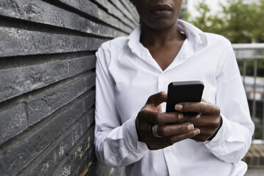 Hands of businesswoman using smartphone, close-up - IGGF00675