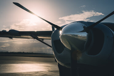 Helix eines Flugzeugs auf der Landebahn bei Sonnenuntergang - GEMF02417