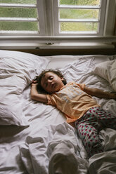 Ein schlafendes Mädchen auf dem Bett am frühen Morgen - GEMF02419