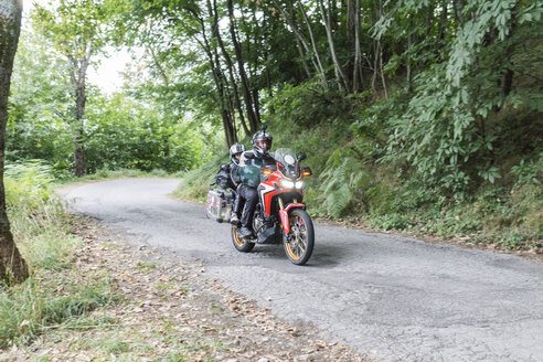 Vater und Sohn bei einer Motorradtour auf einer Landstraße - FBAF00131