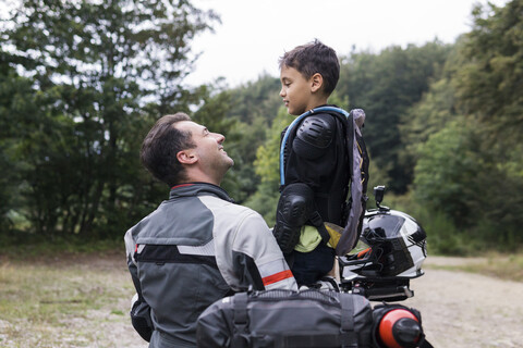 Vater und Sohn machen eine Pause während einer Motorradtour, lizenzfreies Stockfoto