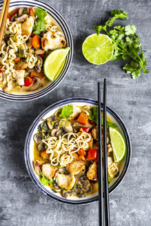 Ramen-Suppe mit Ei, Nudeln, Hühnerfleisch, Paprika, Pilzen, Frühlingszwiebeln, Limette und Koriander - SARF03947