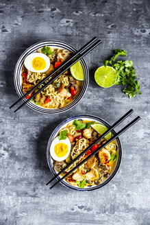 Ramen-Suppe mit Ei, Nudeln, Hühnerfleisch, Paprika, Pilzen, Frühlingszwiebeln, Limette und Koriander - SARF03948