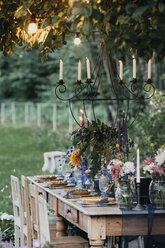 Festlich gedeckter Tisch mit Kerzen unter einem Baum - ALBF00696