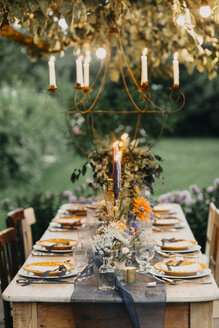 Festlich gedeckter Tisch mit Kerzen im Freien - ALBF00700