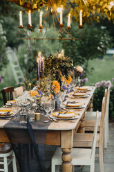 Festlich gedeckter Tisch mit Kerzen im Freien - ALBF00701