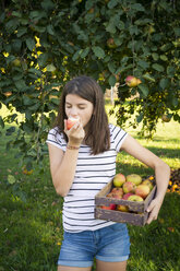 Mädchen isst frisch geernteten Apfel - LVF07483