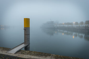 Deutschland, Baden-Württemberg, Konstanz, Hafen, Ausflugsdampfer und Nebel - KEBF00974