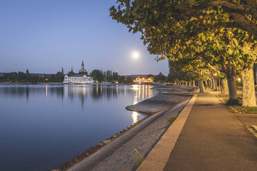 Deutschland, Baden-Württemberg, Konstanz, Inselhotel und Konstanzer Münster bei Vollmond - KEBF00975