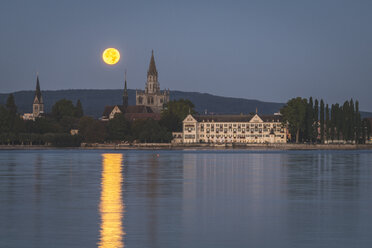 Deutschland, Baden-Württemberg, Konstanz, Inselhotel und Konstanzer Münster bei Vollmond - KEBF00976