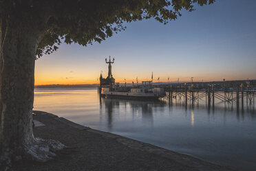 Deutschland, Baden-Württemberg, Konstanz, Hafeneinfahrt, Statue Imperia bei Sonnenaufgang - KEBF00978