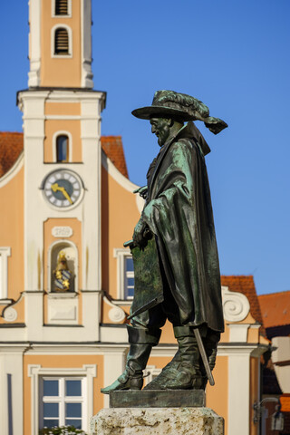 Deutschland, Bayern, Schwaben, Donau-Ries, Rain, Rathaus und Johann T'Serclaes von Tilly Statue, lizenzfreies Stockfoto