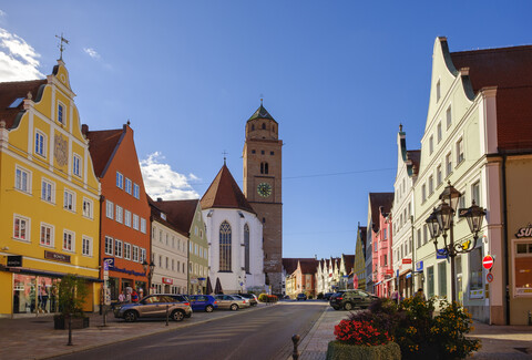 Deutschland, Bayern, Schwaben, Donau-Ries, Donauwörth, Reichsstraße und Liebfrauendom, lizenzfreies Stockfoto