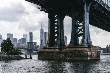 Manhattan Bridge über den East River in der Stadt vor bewölktem Himmel - CAVF49788