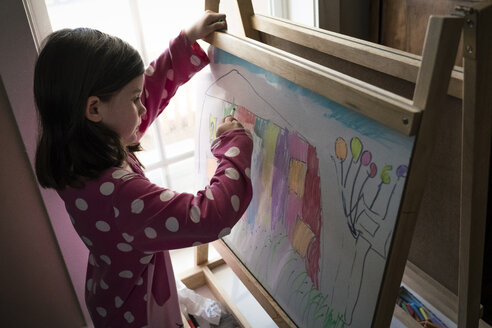 Hohe Winkel Ansicht der niedlichen Mädchen Zeichnung auf Künstler Leinwand zu Hause - CAVF49794