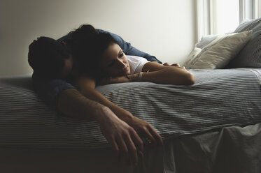 Ehepaar entspannt sich auf dem Bett zu Hause - CAVF49840
