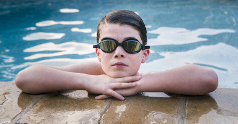 Porträt eines Jungen ohne Hemd mit Schwimmbrille im Schwimmbad - CAVF49910