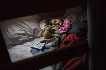 Hohe Winkel Ansicht der niedlichen Mädchen schlafen auf dem Bett zu Hause - CAVF49929