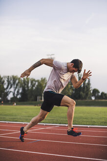 Athlete running on tartan track - ACPF00352