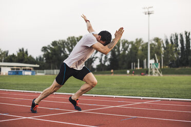 Athlete running on tartan track - ACPF00353