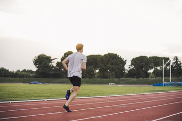 Athlete running on tartan track - ACPF00354